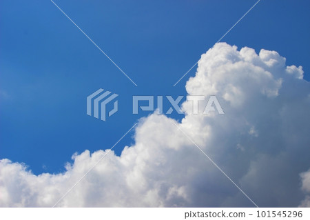 Summer blue sky and Izumo cloud 101545296