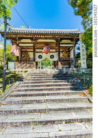 Niomon Gate of Hoshakuji Temple in Oyamazaki-cho, Kyoto Prefecture Niomon Gate of Hoshakuji Temple in Oyamazaki-cho, Kyoto Prefecture 101545327