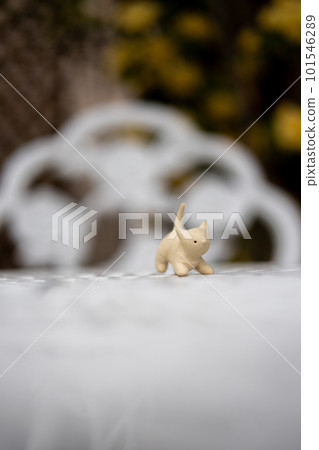 花園桌子上的白色貓瓷雕像 101546289