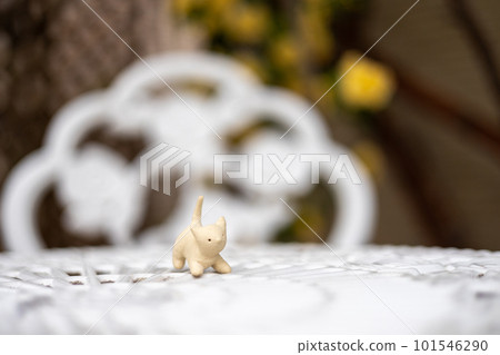 花園桌子上的白色貓瓷雕像 花園桌子上的白色貓瓷雕像 101546290
