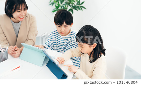 帶孩子在平板電腦上學習的婦女教學 帶孩子在平板電腦上學習的婦女教學 101546804