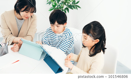 帶孩子在平板電腦上學習的婦女教學 帶孩子在平板電腦上學習的婦女教學 101546806