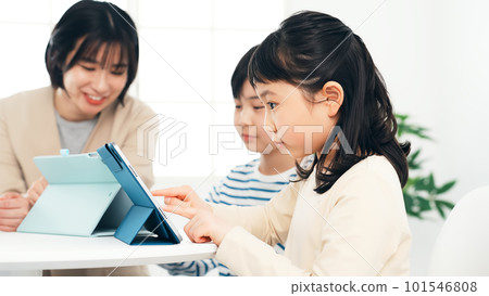 Woman teaching with children studying on tablet 101546808