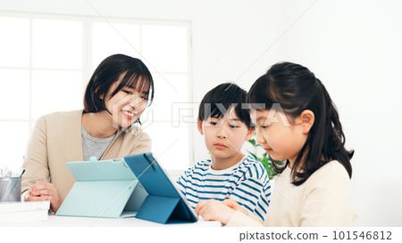 Woman teaching with children studying on tablet Woman teaching with children studying on tablet 101546812