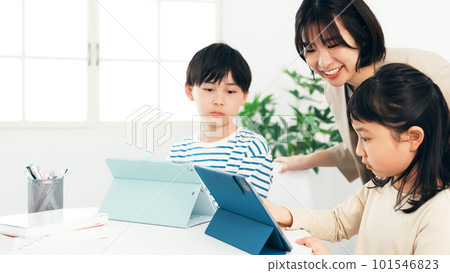 Woman teaching with children studying on tablet Woman teaching with children studying on tablet 101546823