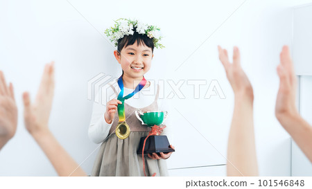 獲勝並收到祝賀的女孩 101546848