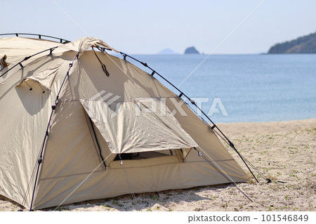 帶玩具貴賓犬的女子營地 蔚藍大海和美麗海灘上悠閒的海島營地 享受營地美食的女士 101546849