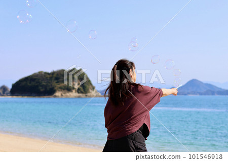 A girls' camp with a toy poodle Leisurely island camp on the blue sea and beautiful beach A woman enjoying camp food 101546918