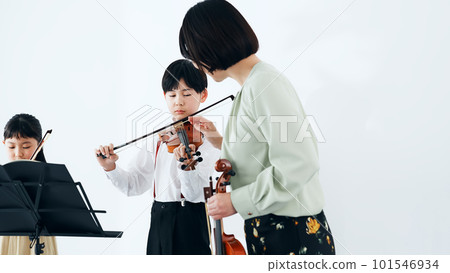 Children learning the violin Music class 101546934