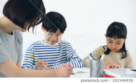woman teaching a child woman teaching a child 101546939