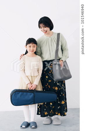 Parents and children who pick up and drop off lessons Parents and children who pick up and drop off lessons 101546940