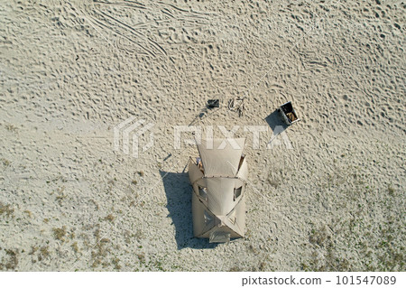 帶玩具貴賓犬的女子營地 蔚藍大海和美麗海灘上悠閒的海島營地 享受營地美食的女士 101547089