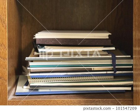 書架上堆放的筆記本、速寫本等 書架上堆放的筆記本、速寫本等 101547209