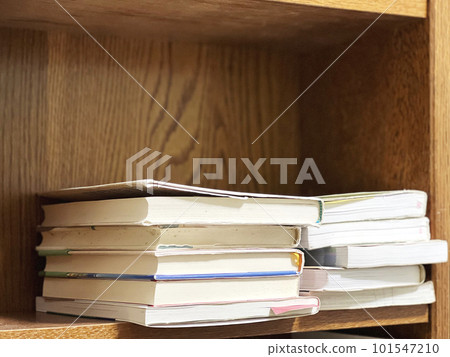 書架上的幾本書 書架上的幾本書 101547210