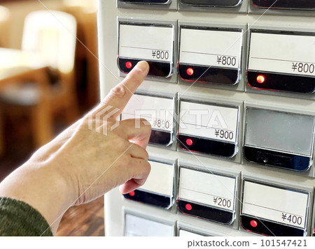 手指按下餐廳售票機上的按鈕 101547421