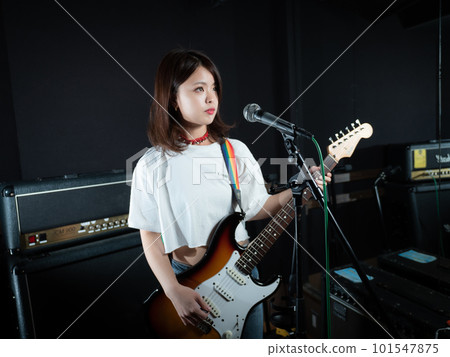 女人彈吉他 101547875