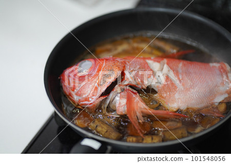 如何製作水煮紅鯛魚 如何製作水煮紅鯛魚 101548056