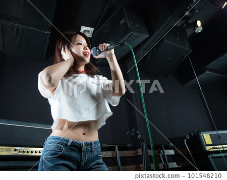 在錄音棚拍攝的年輕女子 在錄音棚拍攝的年輕女子 101548210