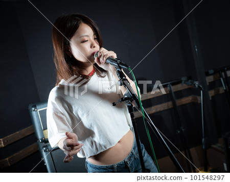 在錄音棚拍攝的年輕女子 101548297