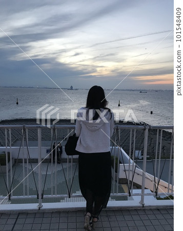 Girl looking at the sea 101548409