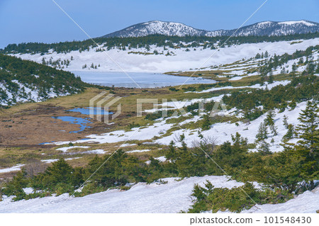Climbing Mt.Issaikyo in the remaining snow season Climbing Mt.Issaikyo in the remaining snow season 101548430