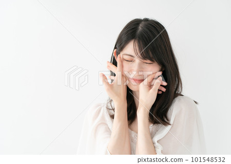 A woman who feels moisturized Beauty 101548532