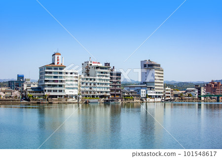 日田市的三隈川沿岸風景和觀光酒店林立 101548617
