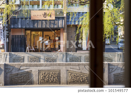 陽光明媚的城崎溫泉街景，優雅的垂柳 101549577