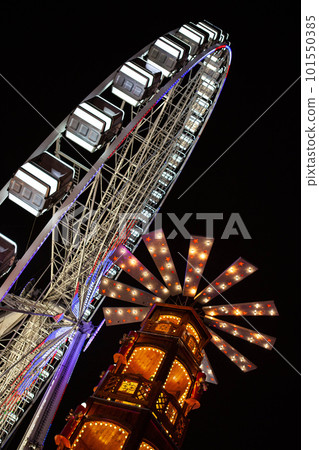 Lights of the fairground in Paris Lights of the fairground in Paris 101550385