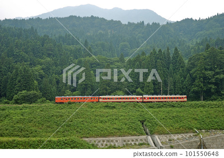 大糸線南小谷~中土 JR 西日本木波 52-156 + 木波 28-2119 + 木波 58-596 大糸線南小谷~中土 JR 西日本木波 52-156 + 木波 28-2119 + 木波 58-596 101550648