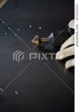 Chamfering work with an electric drill 101552911