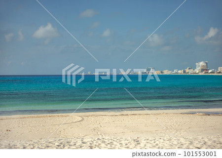 Sea shore on the Caribbean beach in the Zona Hoteleria in Cancun. Sea shore on the Caribbean beach in the Zona Hoteleria in Cancun. 101553001