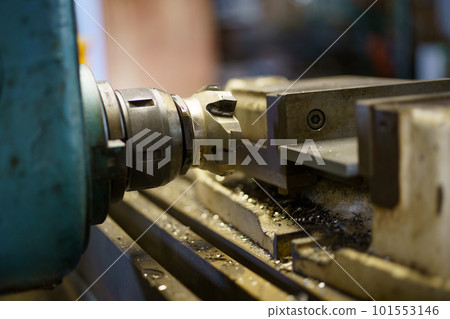 Machining parts with a horizontal milling machine Machining parts with a horizontal milling machine 101553146
