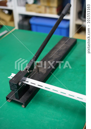 切割用於電氣控制的 DIN 導軌 切割用於電氣控制的 DIN 導軌 101553163