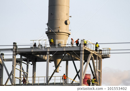 Construction of a petrochemical and oil refinery Construction of a petrochemical and oil refinery 101553402