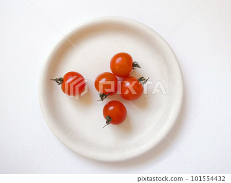 一張可愛的紅色迷你番茄和廚房花園裡收穫的白盤子的照片 一張可愛的紅色迷你番茄和廚房花園裡收穫的白盤子的照片 101554432