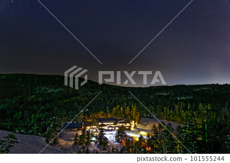 Northern Yatsugatake, Kuroyuri-daira and the starry sky in winter 101555244