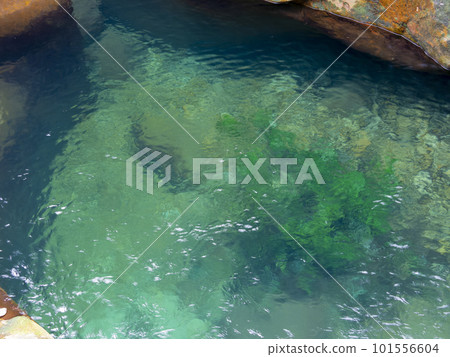 翠綠清澈的瀑布盆 101556604