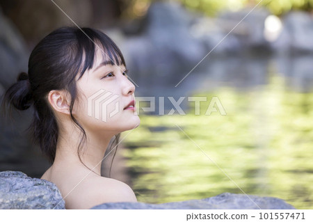 一個年輕的女人，悠閒地露天浴 101557471