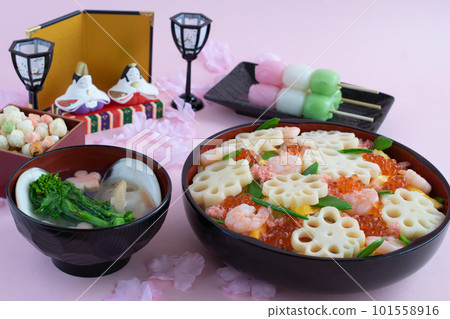 典型的 Hinamatsuri 食品，如粉紅色背景中的 chirashi 壽司 101558916
