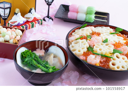 典型的 Hinamatsuri 食品，如粉紅色背景中的 chirashi 壽司 101558917