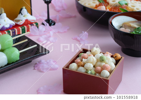 Hina-arare 特寫和其他 Hinamatsuri 的代表食物 Hina-arare 特寫和其他 Hinamatsuri 的代表食物 101558918