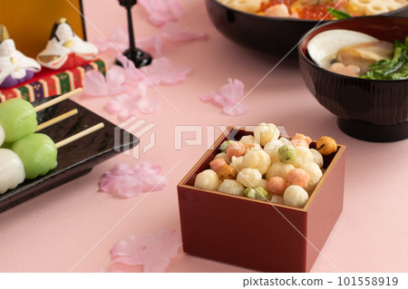 Hina-arare 特寫和其他 Hinamatsuri 的代表食物 Hina-arare 特寫和其他 Hinamatsuri 的代表食物 101558919