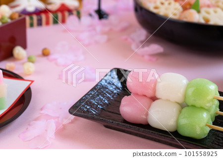 三色團子和 Hinamatsuri 其他典型食物的特寫 三色團子和 Hinamatsuri 其他典型食物的特寫 101558925