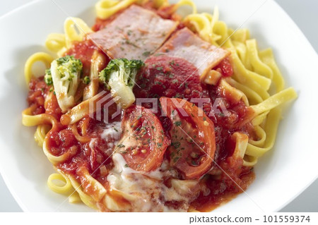 Delicious tomato pasta 101559374