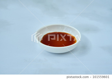 醬油倒入白盤 101559601