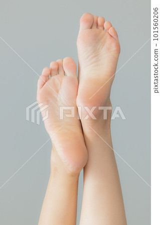 年輕女性的腳 101560206