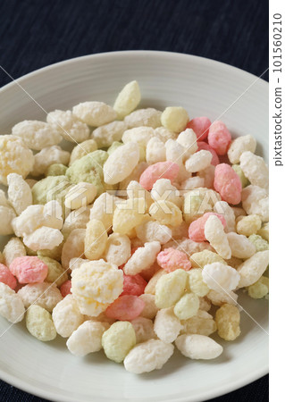 盛在盤子裡的日向米餅 盛在盤子裡的日向米餅 101560210