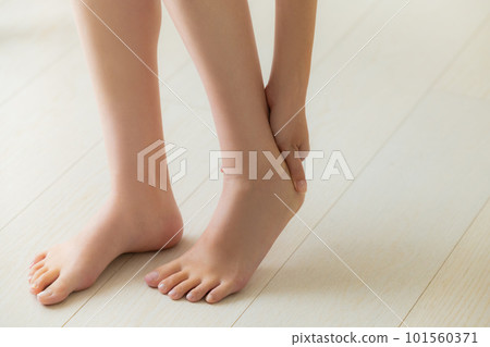 觸摸腳的女人 觸摸腳的女人 101560371