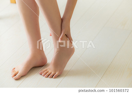 觸摸腳的女人 101560372